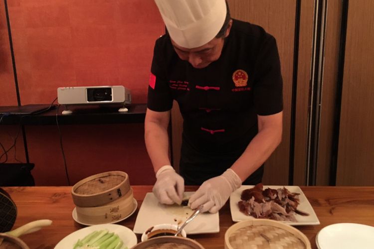 Chef Yuan Chaoying dari Kerry Hotel Beijing memperkenalkan Bebek Peking Ya Yuan di JIA, restoran China kontemporer di Shangri-La Hotel Jakarta, Rabu (29/11/2017).