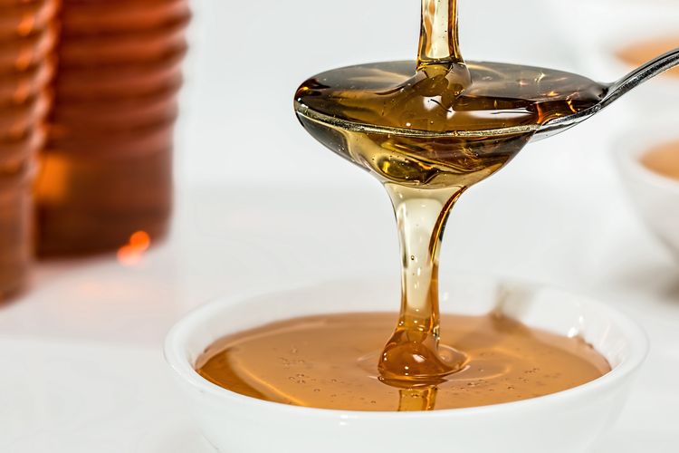Ilustrasi madu untuk obat gatal.
