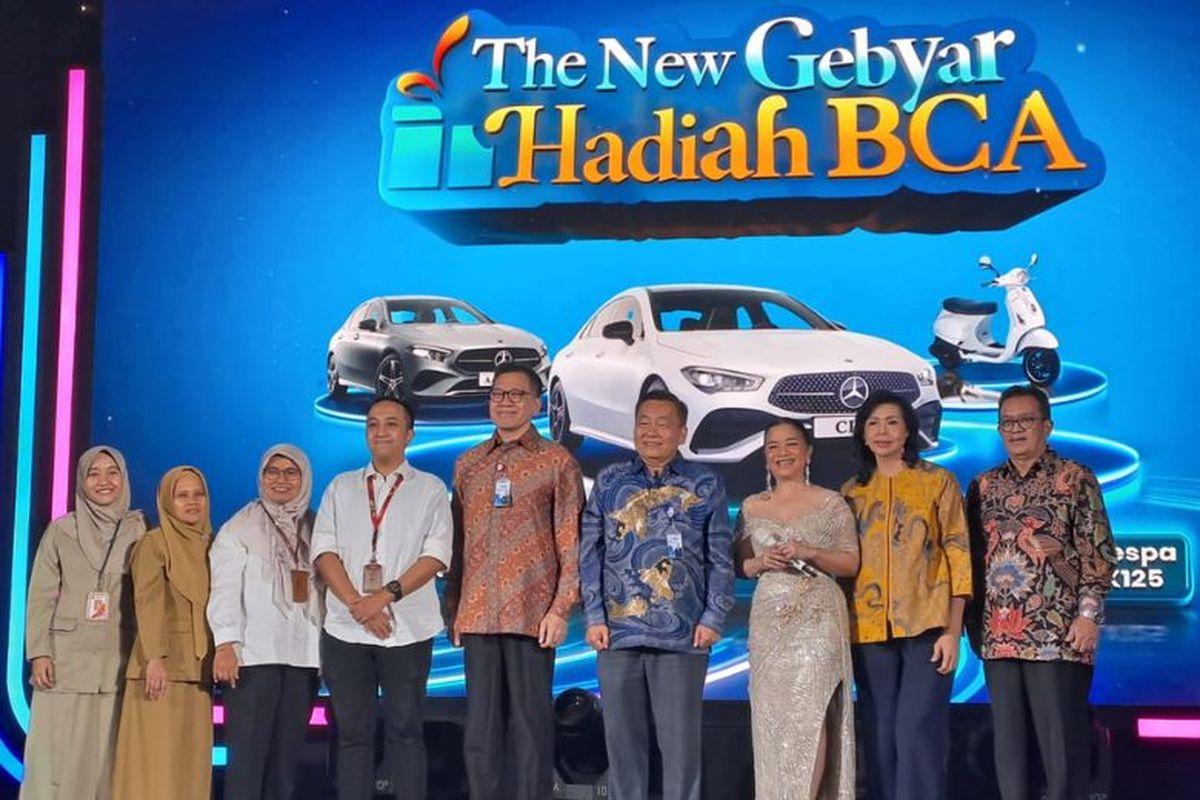 Jajaran Direksi Bank BCA, perwakilan Kemensos, Ruth Sahanaya, Dinsos DKI Jakarta, dan notaris dalam gelaran pengumuman pemenang The New Gebyar Hadiah BCA di Hotel Kempinski, Jakarta, Senin (23/9/2024). 