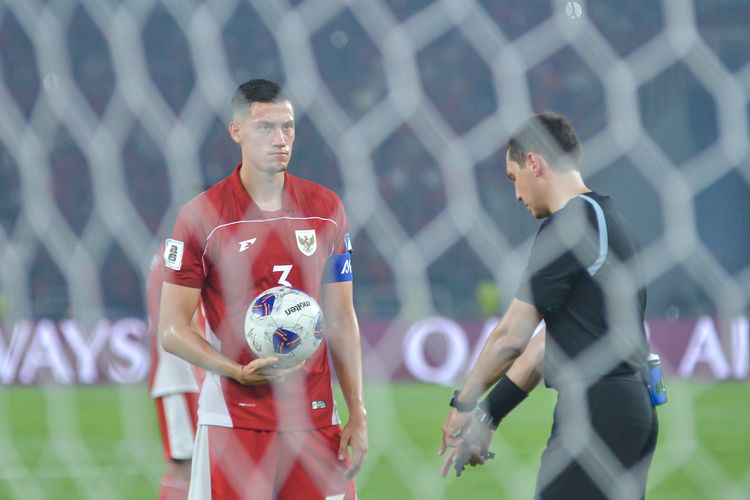 Kapten Timnas Indonesia Jay Idzes melakukan tipu daya seakan-akan menjadi eksekutor penalti, ia memberikan bola tersebut kepada Ole Romeny yang berhasil menunaikan tugasnya menjadi gol kemenangan Indonesia vs China, Kamis (5/6/2025) di Stadion Utama Gelora Bung Karno, Senayan, Jakarta. 