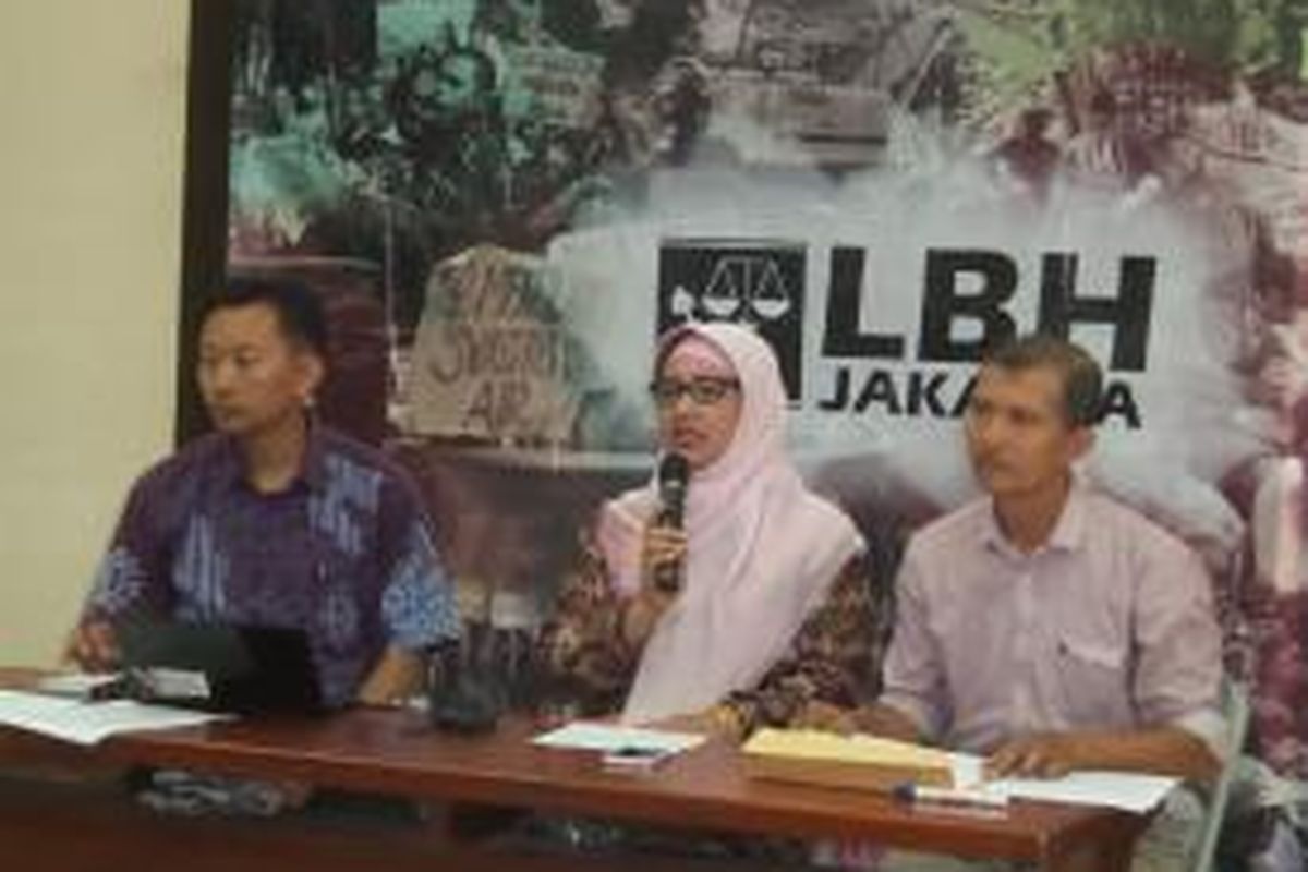 Mantan Kepala SMA Negeri 3, Retno Listyarti (tengah) saat memberikan keterangan seputar pencopotan dirinya dari jabatannya, di Kantor LBH Jakarta, Minggu (17/5/2015)