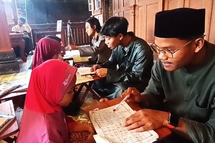 Habibur Rahman, demi menjaga hafalan 10 juz miliknya dia rela ke Magetan mengikuti program Tahfis Leadership dengan mengajar mengaji dan menghafal siswa TPA. Mellaui program tahfiz Leadership dia berharap tak hanya menjadi tahfizm taoi jug amnejadi pemimpin yang memahami Al Quran.