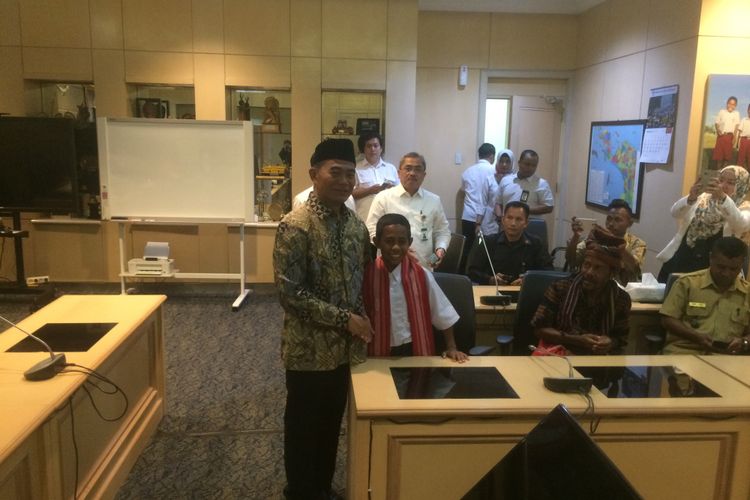 Menteri Pendidikan dan Kebudayaan (Mendikbud) Muhadjir Effend menerima Yohanes Ande Kala (Joni) siswa asal Desa Silawan, Nusa Tenggara Timur, di kantor Kemendikbud, Senayan, Jakarta, Senin (20/8/2018).