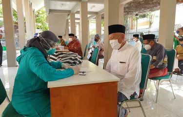 Pengasuh Pesantren Tebuireng KH. Abdul Hakim Mahfudz mengikuti rapid test antigen di Pesantren Tebuireng, Jombang, Jawa timur, Minggu (27/9/2020).