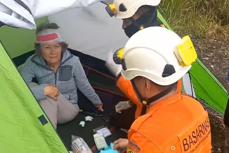 EVAKUASI WNA: Badan SAR Nasional (Basarnas) Manado berhasil evakuasi turis asal Inggris yang cedera kepala akibat terkena reruntuhan bantu Gunung Soputan, Jumat (10/5/2024). Korban diketahui bernama Lois (64).