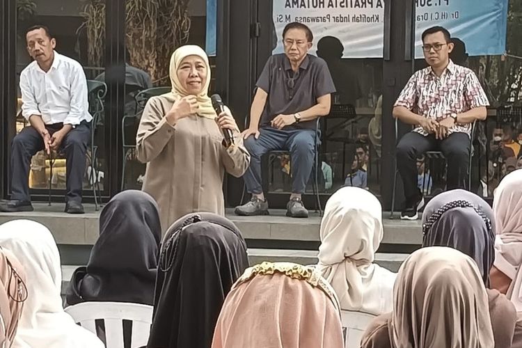 Cagub Jatim, Khofifah Indar Parawansah, saat kampanye di pabrik Sidoarjo, Kamis (17/10/2024).