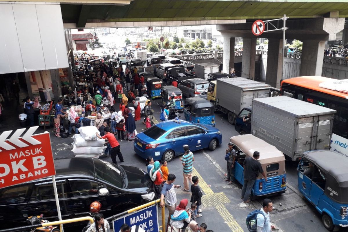 Lalu lintas di kawasan Tanah Abang mengalami kemacetan parah pada Sabtu (12/5/2018) siang sekira pukul 13.00 WIB.