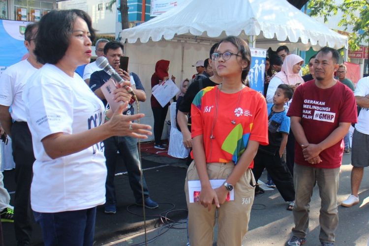 Sekjen Kementerian Kominfo Rosarita Niken Widiastuti (kiri) dan Divisi Bidang Perencanaan, Data dan Informasi KPU Surakarta Kajad Pamuji Joko W dalam acara sosialisasi Pemilu 2019 bersama KPU dan Bawaslu Surakarta di CFD Jalan Slamet Riyadi Solo, Jawa Tengah, Minggu (17/2/2019).