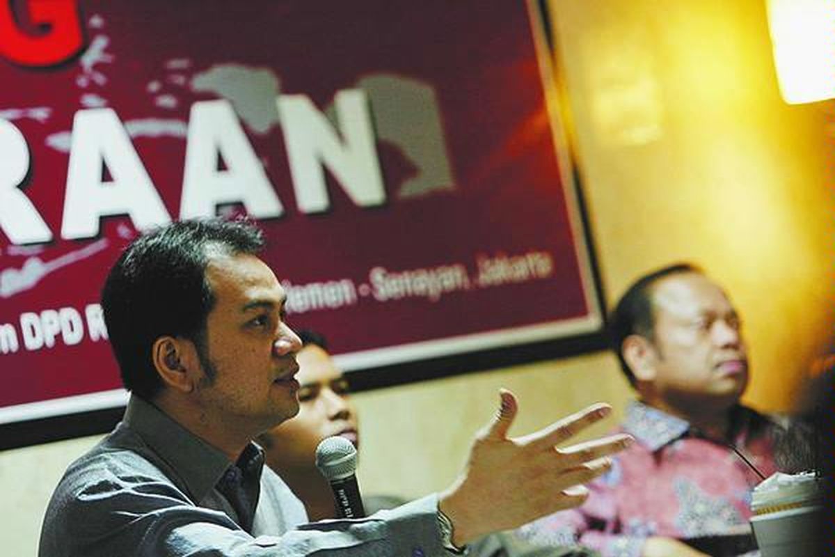 Wakil Ketua Komisi III DPR M Aziz Syamsuddin (kiri ke kanan), Koordinator Korupsi Politik ICW Adnan Topan Husodo, dan anggota DPR dari Fraksi Partai Demokrat, Sutan Bhatoegana, menjadi pembicara dalam dialog kenegaraan dengan tema 