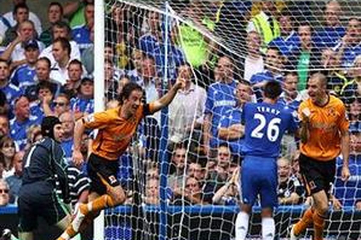Stephen Hunt (kiri) meluapkan kegembiraan setelah membobol gawang Chelsea. Namun, sampai babak pertama usai, kedudukan akhirnya 1-1 setelah Didier Drogba menyamakannya.