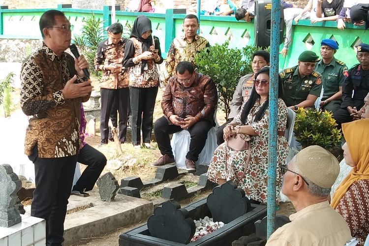 Wakil Wali Kota Surakarta, Teguh Prakosa memberi sambutan di sela ziarah makam Wali Kota Surakarta ke-11, Soemari Wongso Pawiro di Kampung Trunan, Kota Magelang, Kamis (13/6/2024).