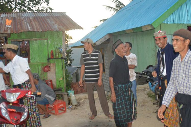 Warga Kampung Liur, Desa Ranamese, Kecamatan Sambirampas, Kabupaten Manggarai Timur, Flores, Nusa Tenggara Timur, Selasa (24/4/2018).