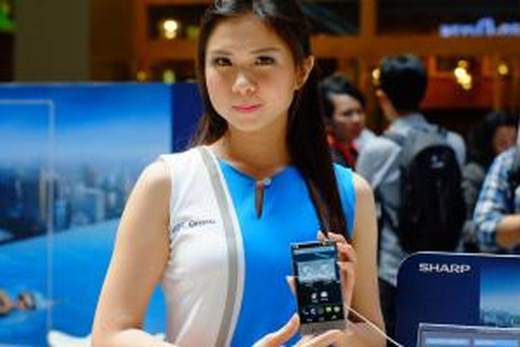 Sharp meluncurkan ponsel Android tanpa bezel  Aquos Crystal di Indonesia, Kamis (28/5/2015).