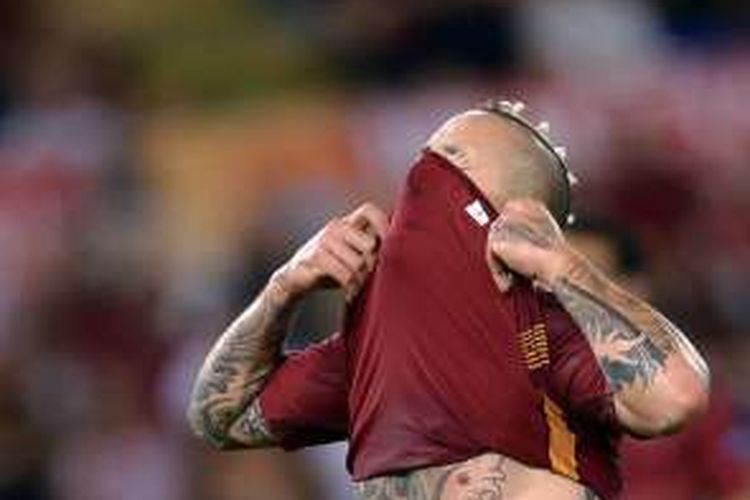 Gelandang AS Roma, Radja Nainggolan, tampak frustrasi saat tampil dalam pertandingan kedua babak play off Liga Champions melawan Porto di Olympic Stadium pada 23 Agustus 2016. Pada pertandingan tersebut, Roma kalah 0-3 dan gagal lolos ke fase grup Liga Champions.