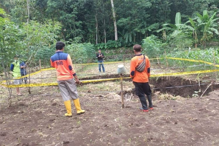 Petugas BPBD Gunungkidul melakukan assessment ladang muncul Lubang di Padukuhan Sumberan, Kalurahan Kenteng, Kapanewon Ponjong