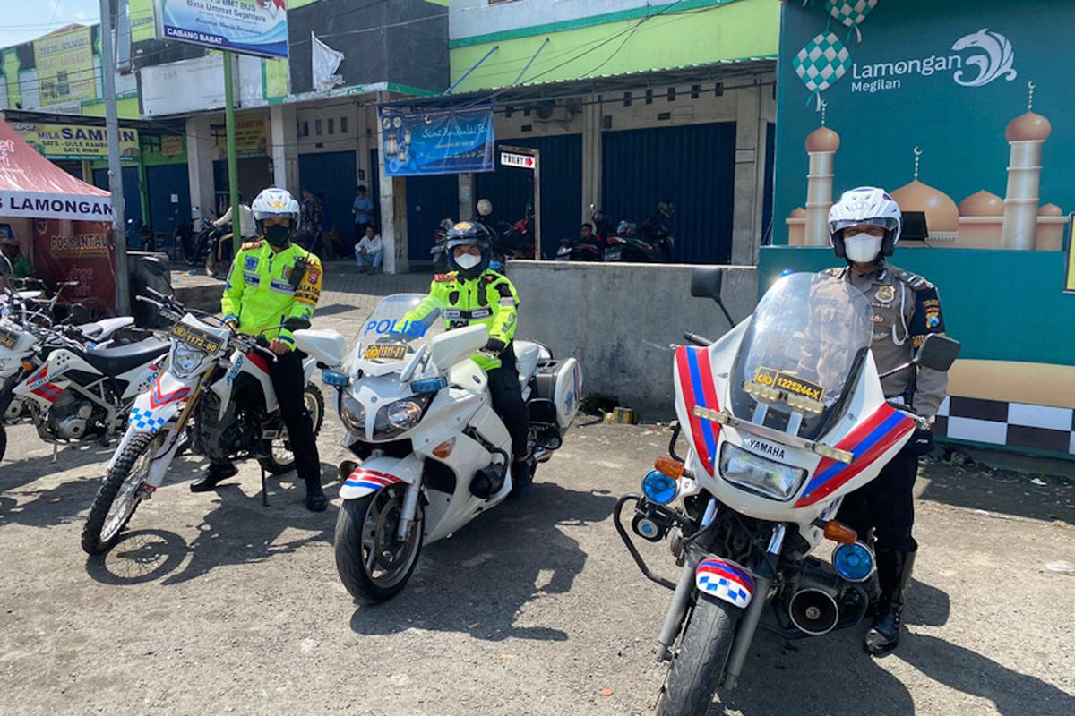 Personel Satlantas Polres Lamongan terus berjaga dan sudah bersiap mengurai kemacetan bila terjadi, termasuk menyiapkan rekayasa lalu lintas terutama di Jalur Pantura Lamongan, Selasa (3/5/2022).