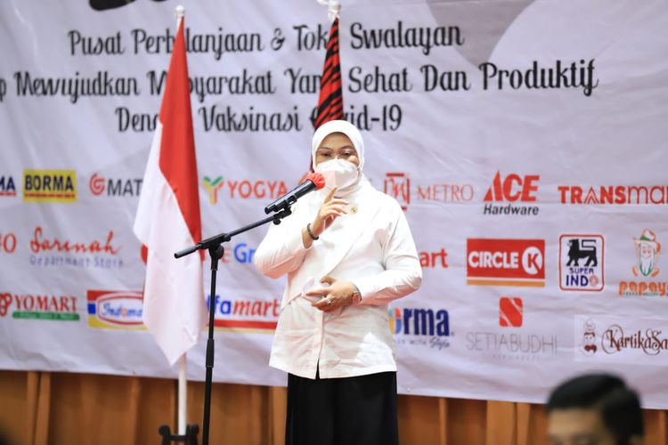 Menteri Ketenagakerjaan (Menaker) Ida Fauziyah saat meninjau kegiatan vaksinasi Covid-19 untuk pekerja ritel di Kota Bandung, Rabu (14/7/2021).