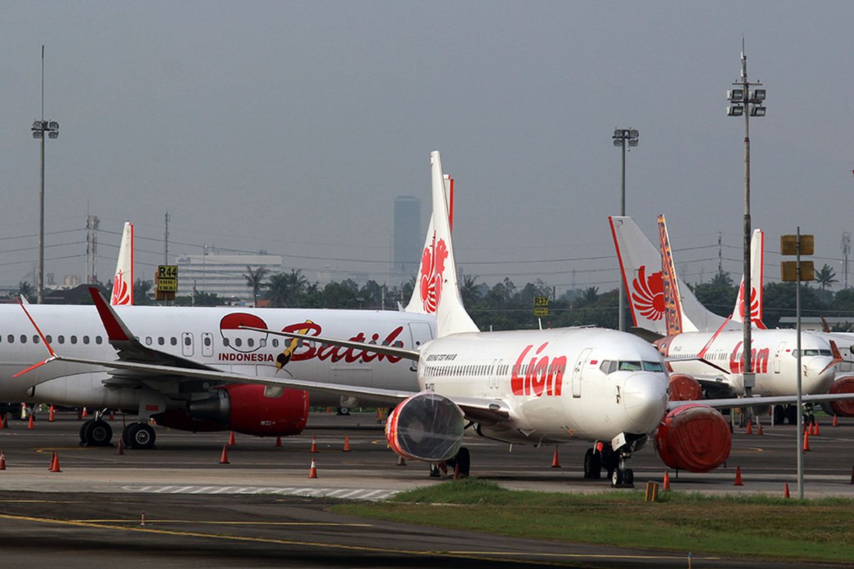 Sejumlah pesawat terparkir di Bandara Soekarno Hatta, Tangerang, Banten, Jumat (24/4/2020). Pemerintah melalui Kementerian Perhubungan menghentikan sementara aktivitas penerbangan komersial terjadwal baik dalam dan luar negeri terhitung mulai 24 April hingga 1 Juni 2020. Hal tersebut merupakan bagian dari pengendalian transportasi selama masa mudik Lebaran 1441 H untuk mencegah penyebaran Covid-19.