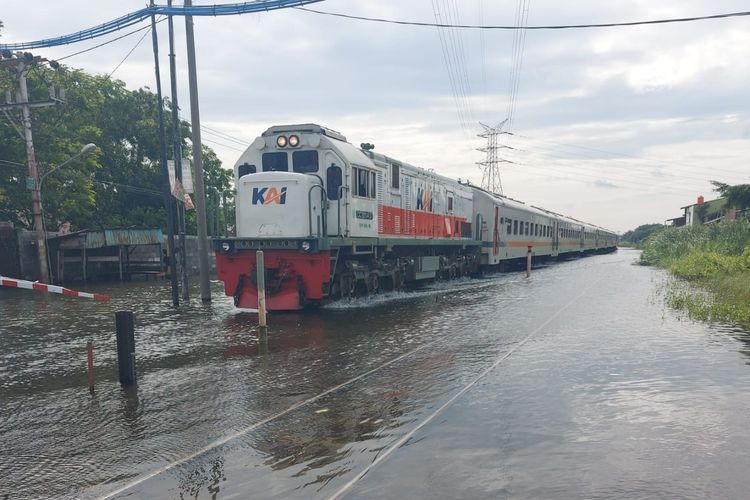 Banjir di wilayah Semarang, Jawa Tengah mengakibatkan sejumlah perjalanan kereta api (KA) dari Daop 1 Jakarta tertunda jadwal keberangkatannya pada Minggu (1/1/2023)