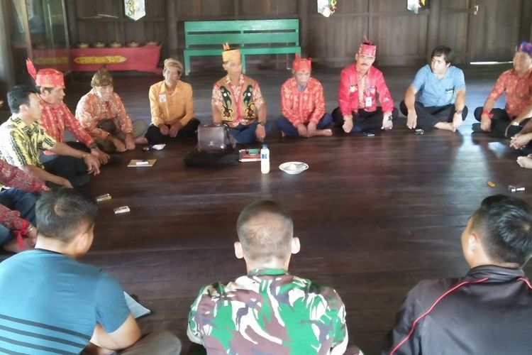 Suasana sidang adat Dayak atas kasus pemukulan warga oleh seorang perwira TNI Angkatan Udara di Pangkalan Bun, Jumat (9/6/2017).