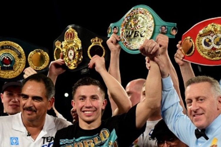 Pemegang sabuk Juara dunia kelas menengah versi WBA (Super), WBC, IBF an IBO, Gennady Golovkin (tengah).
