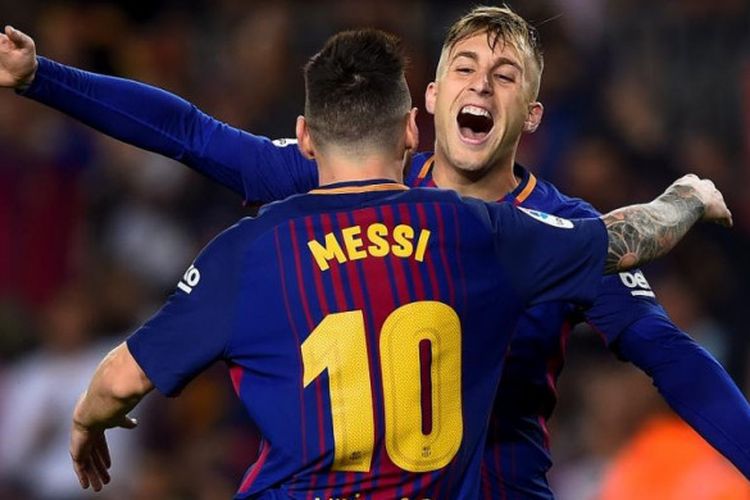 Penyerang Barcelona Gerard Deulofeu memeluk Lionel Messi seusai mencetak gol ke gawang Malaga dalam partai Liga Spanyol di Camp Nou, Barcelona, 21 Oktober 2017.