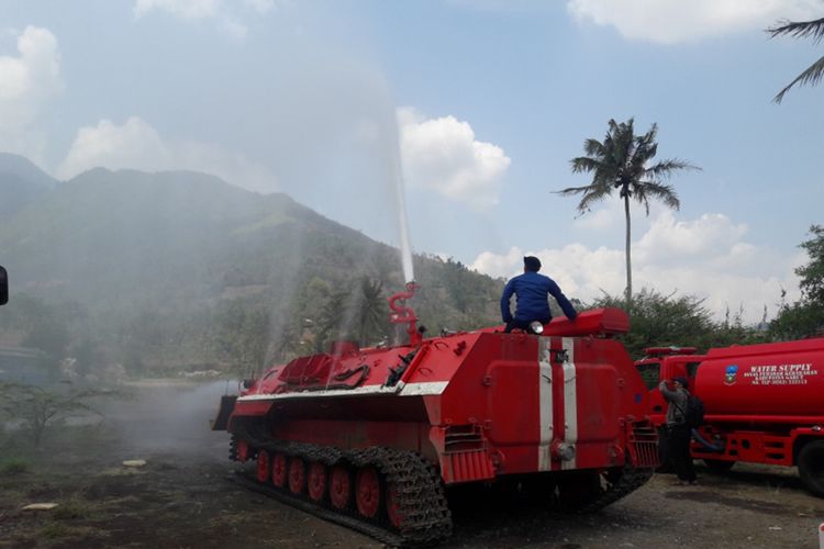 Tank pemadam kebakaran produksi PT Pindad sedang diujicobakan fungsi fire fighting, Selasa (26/11/2019) di ruas jalan by pass Cipanas Garut yang masih dalam proses pembangunan