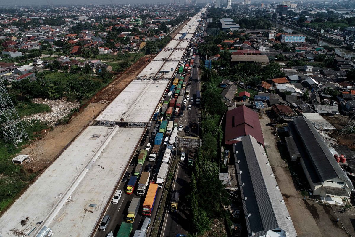 Lalu lintas di Jalan Tol Jakarta-Cikampek di Jawa Barat tersendat pada Rabu pagi (22/5/2019). Sejak Simpang Susun (SS) Cikunir, antrean panjang kendaraan ini dipicu akibat bergesernya Steel I-Girder (SIG) atau balok baja Proyek Jalan Tol Layang Jakarta-Cikampek (Elevated) dari truk multi-axle.