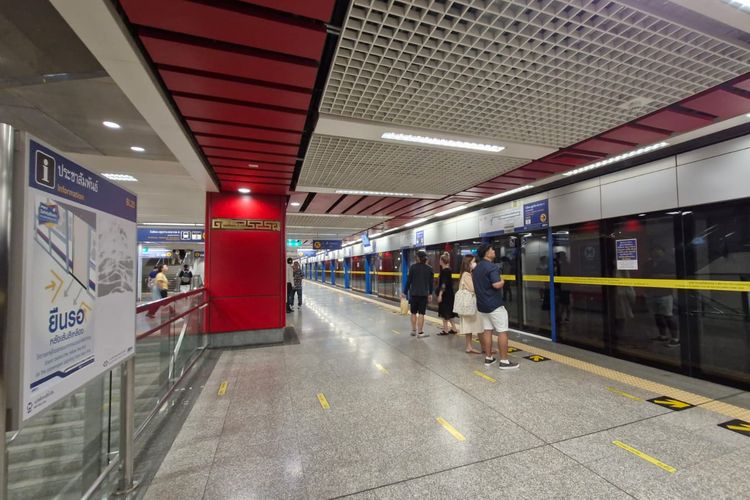 Suasana di Stasiun MRT Subway Wat Mangkon di Bangkok, Thailand, Senin (27/11/2023).