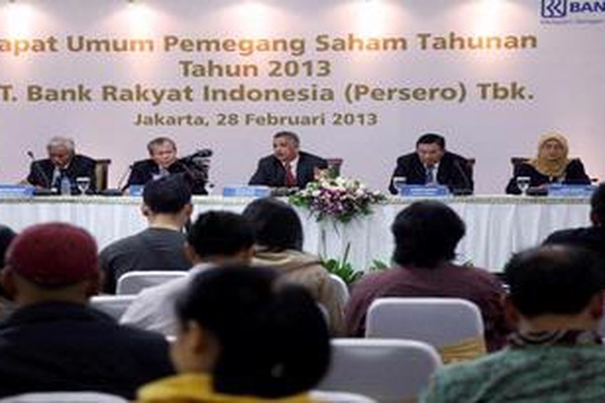 Direktur Utama BRI Sofyan Basir (tengah) bersama jajaran direksi dan komisaris siap memulai konferensi Pers hasil Rapat Umum Pemegang Saham Tahunan Tahun 2013 PT. Bank Rakyat Indonesia (Persero)Tbk di Jakarta, Kamis (28/2/2013). Pemegang saham BRI menyetujui Dividend pay-out ratio sebesar 30 persen. Dengan demikian, sebesar Rp. 5.556.284.926.148 dari laba bersih BRI tahun buku 2012 Rp. 18.520.949.753.828.10 dibagikan kepada dividen.

