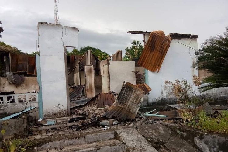 Salah satu rumah warga di kota Tual yang hangus terbakar saat bentrok warga pecah di wilayah itu pada Kamis (2/2/2023)