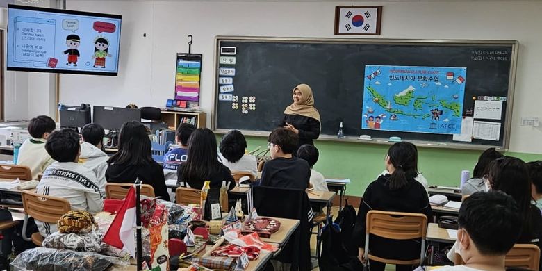 Rahayu Sulistyani yang merupakan seorang guru di Sekolah Dasar (SD) Bosowa Bina Insani, Bogor, Jawa Barat, saat mengikuti program pertukaran guru ke Korea Selatan atau Indonesia-Korea Teacher Exchange 2023.