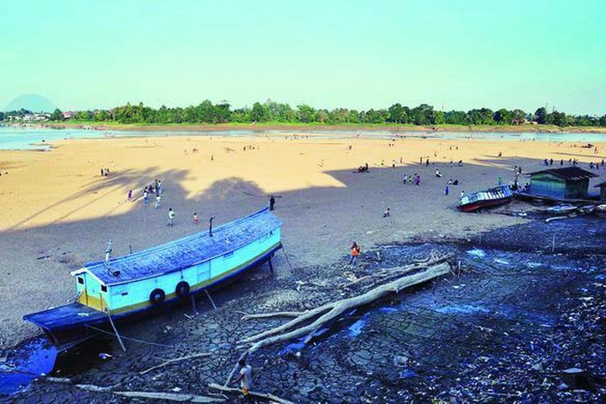 Sejumlah warga berada di tepian Sungai Kapuas yang mengering ketika permukaan sungai tersebut surut di Kabupaten Sintang, Kalimantan Barat, Selasa (26/6). Rendahnya curah hujan dalam sebulan terakhir dan penggundulan hutan di hulu menyebabkan Sungai Kapuas mengalami penyurutan dan mengakibatkan transportasi air menjadi terhambat. 
