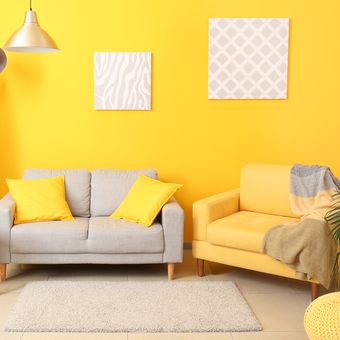 Ilustrasi ruang keluarga dengan warna cat dinding kuning.