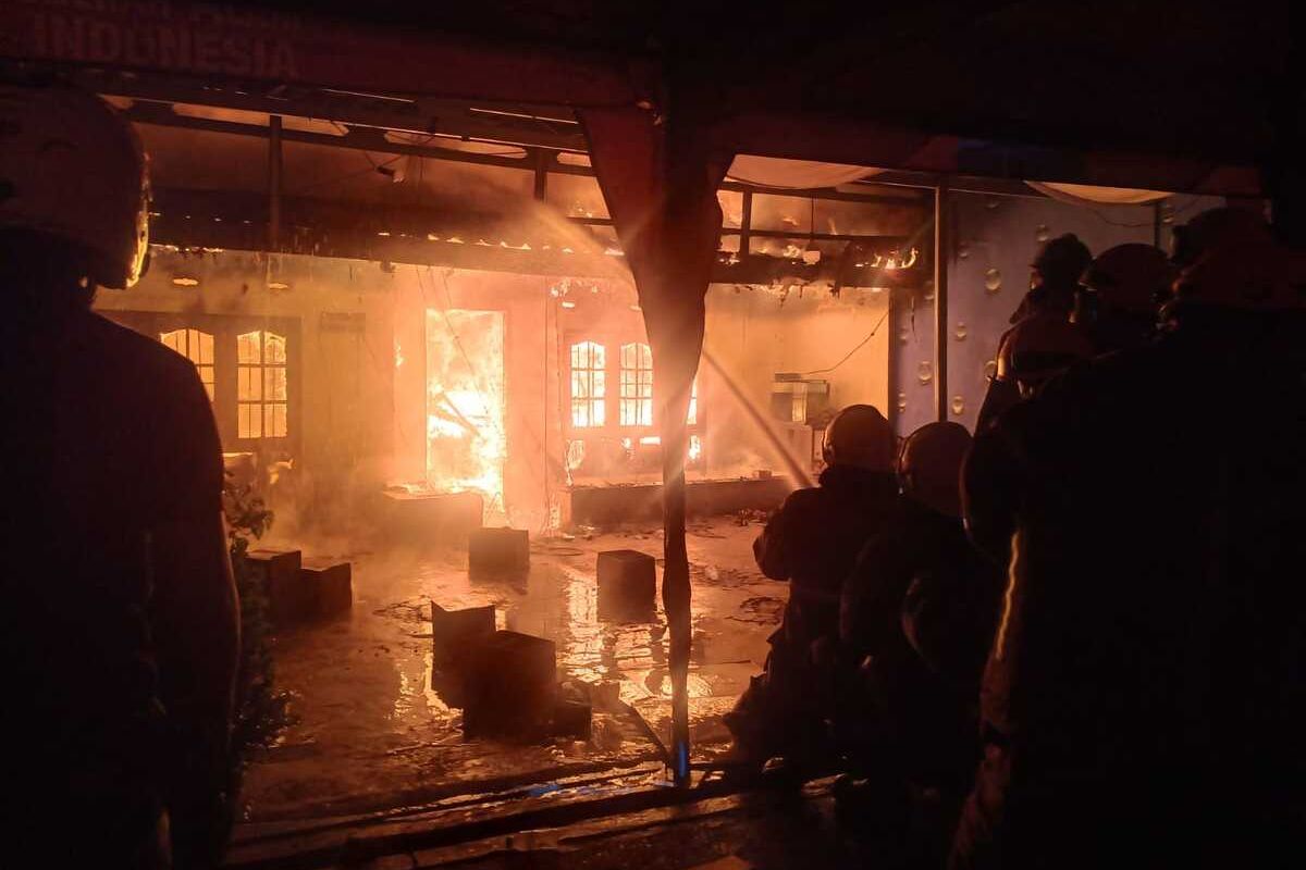 Petugas kebakaran tengah memadamkan api yang membakar rumah di Jalan Cintaasih, RT 02 RW 13, Kelurahan Cibangkong, Kecamatan Batununggal, Kota Bandung, Jawa Barat , Rabu (14/2/2024). Kebakaran yang disebabkan ledakan elpiji ini menyebabkan satu keluarga mengalami luka bakar, dan menewaskan seorang anak berusia 9 tahun setelah sehari mendapatkan perawatan.