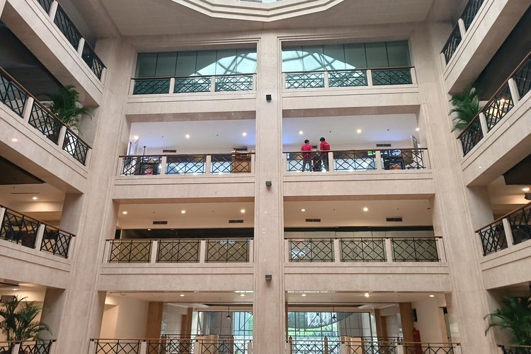 Mal Ratu Plaza di Jakarta Pusat semakin sepi. Pada Rabu (23/11/2022), lantai 3 dan 5 bahkan terlihat kosong melompong. 