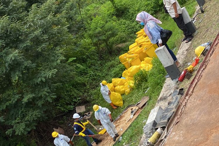 Petugas mengumpulkan limbah rumah sakit yang berhamburam usai truk yanh mengangkutnya terjun masuk ke parit  di ruas jalan Wonogiri ? Sukoharjo tepatnya sebelah selatan Jembatan Nambangan perbatasan Wonogiri ? Sukoharjo, Jumat  (29/11/2024)
