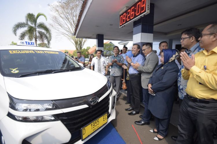 Sekretaris Daerah Jawa Barat Iwa Karniwa saat meluncurkan 50 Taxi Sembrani Exclusive Primkop Husein Sastranegara di Mako Husein Sastranegara, Kota Bandung, Minggu (5/5/19).