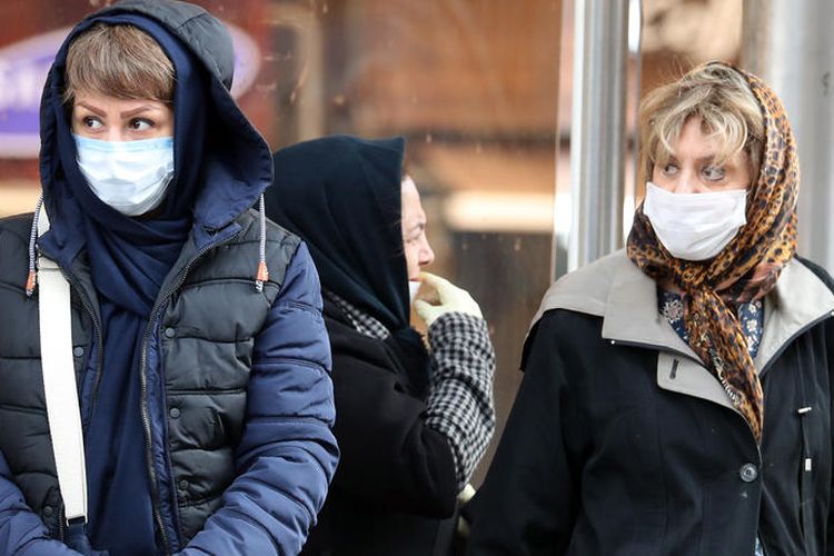 Perempuan Iran mengenakan masker wajah berjalan melewati jalan Teheran, Iran, 26 Februari 2020. Menurut Departemen Kesehatan, setidaknya 139 orang didiagnosis dengan virus corona di negara itu dan sembilan belas orang telah meninggal di Iran.  EPA-EFE/ABEDIN TAHERKENAREH