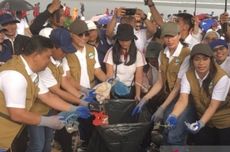 4 Menteri Bersihkan Sampah Kiriman di Pantai Kuta Bali