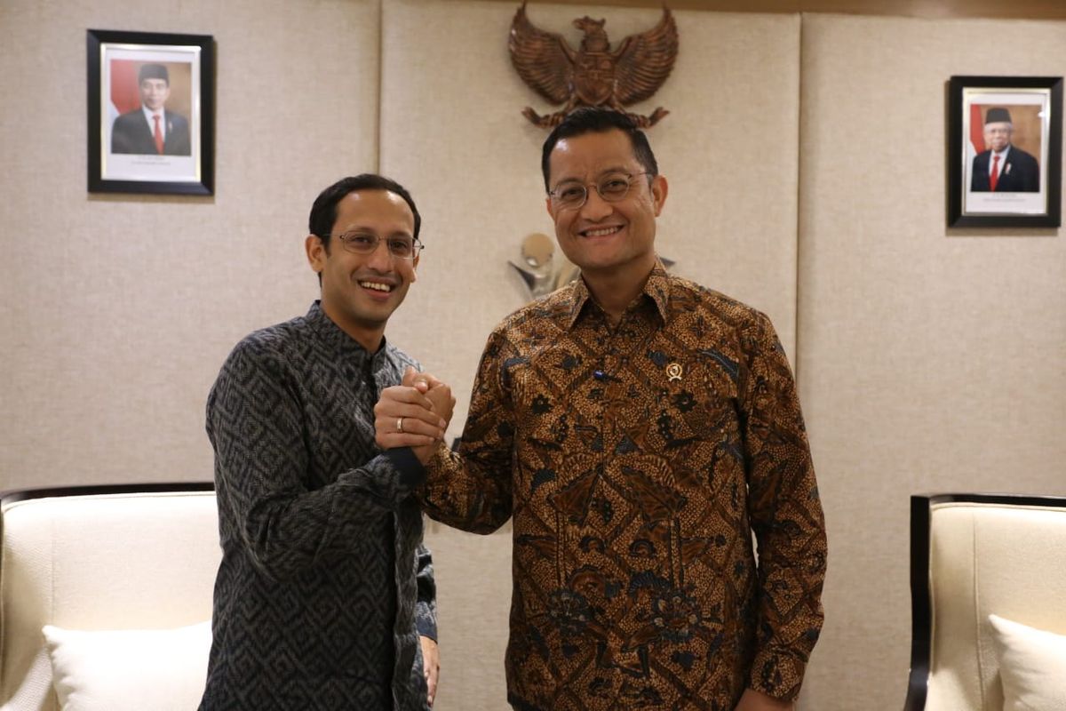 Menteri Pendidikan dan Kebudayaan Nadiem Makarim bertemu Menteri Sosial Juliari P. Batubara di Kantor Kementerian Sosial, Jakarta, Kamis (14/11/2019). Pertemuan terutama untuk menyolidkan koordinasi kedua kementerian, selain juga untuk meningkatkan kerja sama pengelolaan data untuk mendukung program bantuan bagi warga pra-sejahtera.