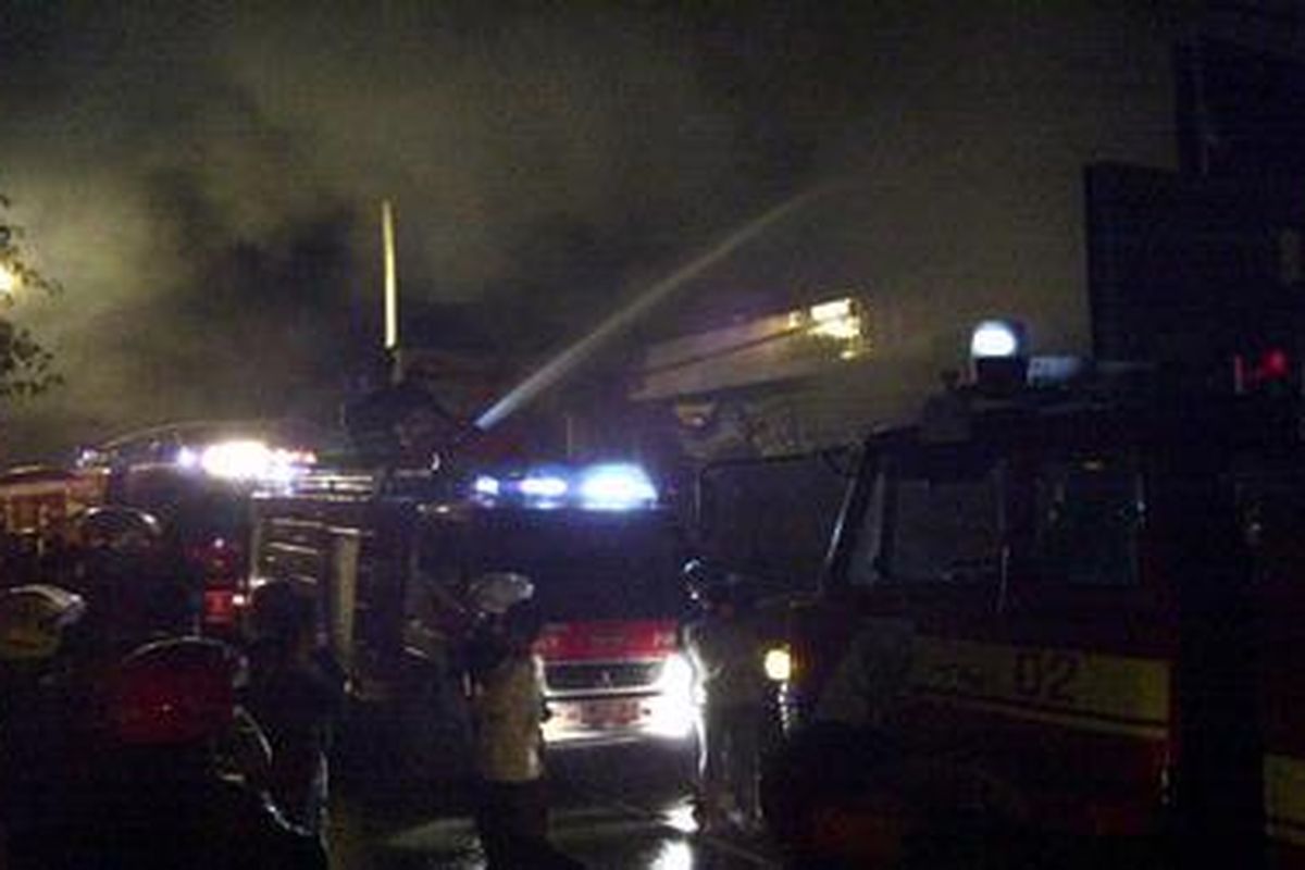 Bupati pantau upaya pemadaman kebakaran toko mebel.