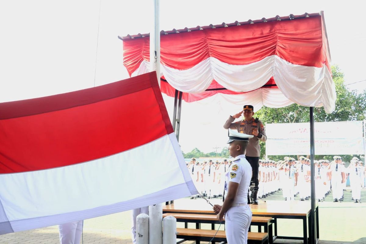 Kapolresta Banyuwangi Kombes Pol Rama Samtama Putra menjadi pembina upacara, Senin (20/10/2025).