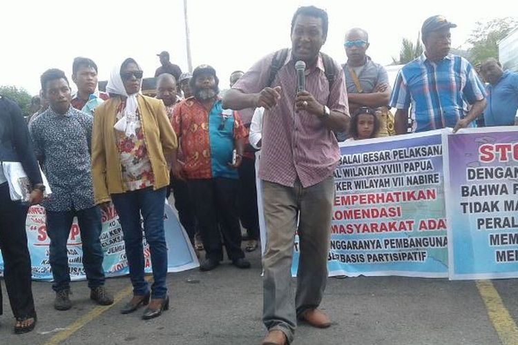Sekitar 100 kontraktor menggelar aksi unjuk rasa di halaman kantor Balai Besar Pelaksanaan Jalan Nasional XVIII Papua di Kota Jayapura, Rabu (29/3/2017). 