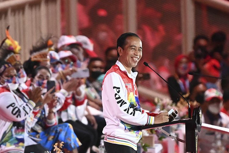 Presiden Joko Widodo tersenyum saat memberikan sambutan sekaligus membuka secara resmi PON Papua di Stadion Lukas Enembe, Kompleks Olahraga Kampung Harapan, Distrik Sentani Timur, Kabupaten Jayapura, Papua, Sabtu (2/10/2021). Resmi dibuka oleh Presiden Jokowi, PON XX Papua 2021 akan berlangsung pada 2-15 Oktober 2021.