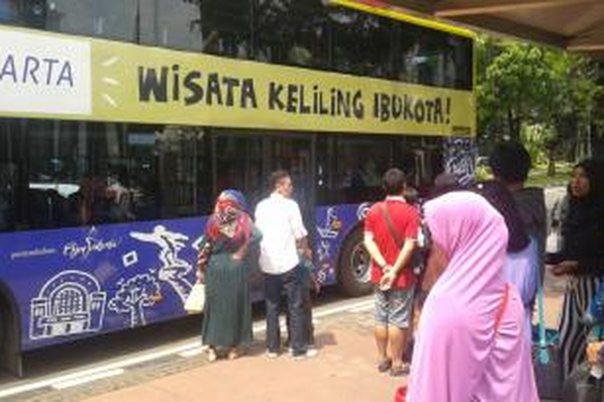 Waktu libur lebaran, sebagian warga mengisinya dengan menaiki bus tingkat wisata, Rabu (30/7/2014).