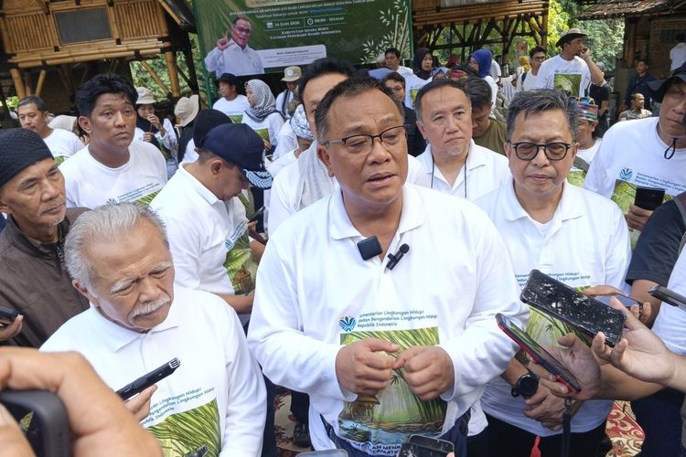 Menteri LH Siapkan Tobat Ekologis Nasional, Target Tanam 2 Miliar Pohon