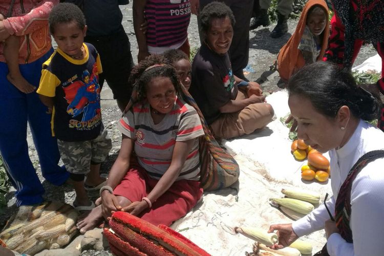 Menteri BUMN Rini Soemarno saat berbincang dengan pedagang di Pasar Lama Puncak Jaya, Papua