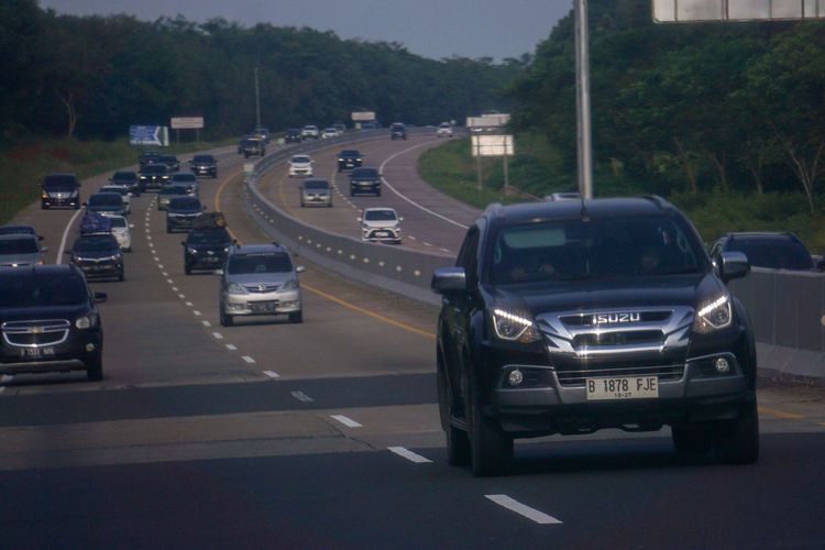 Sejumlah kendaraan melintas di Jalan Tol Semarang-Batang, Kabupaten Batang, Jawa Tengah, Rabu (26/4/2023). Arus balik pada H+4 Lebaran dari arah Jawa Tengah menuju Jakarta terpantau ramai lancar dengan pemberlakuan satu arah hingga pukul 24.00.