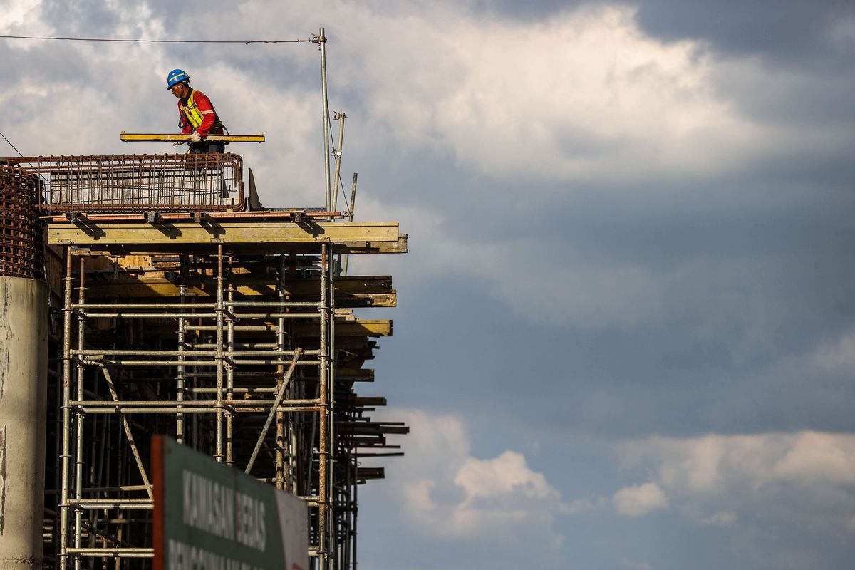 Aktivitas pekerja menyelesaikan pembangunan Jakarta International Stadium (JIS) di Papanggo, Tanjung Priok, Jakarta Utara, Selasa (23/3/2021). Stadion yang diproyeksikan mampu menampung 82.000 penonton ini memasuki pengerjaan minggu ke-81 yang mencapai 51,18 persen (data terakhir PT Jakarta Propertindo per 23 Maret 2021).